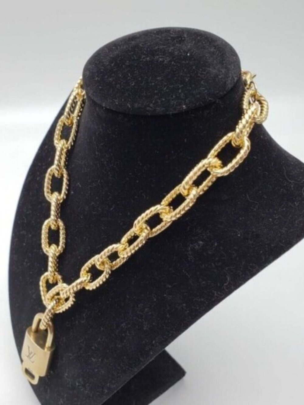 Gold-Plated Necklace with Authentic Louis Vuitton Padlock - Picture 4 of 11